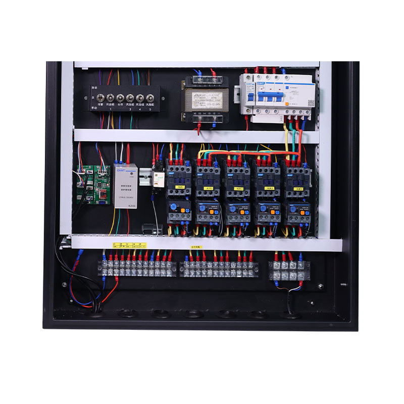 How can intelligent environmental control distribution boxes in livestock houses flexibly customize output pathways based on farm size and equipment requirements?